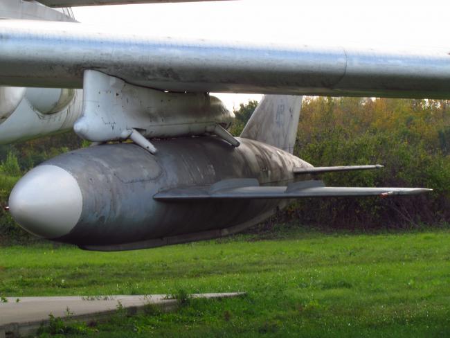 Фото авіаційної бомби в Музейї важкої авіації в Полтаві