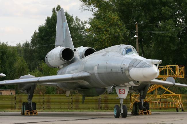 Ту-22КД Blinder — "П'яничка", носій ядерної зброї. Перший радянський надзвуковий бомбардувальник.