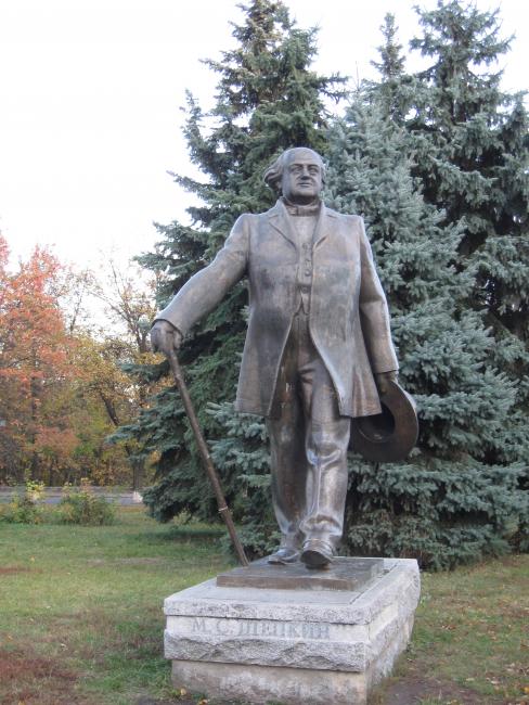Памятник Михайлу Щепкіну - Суми