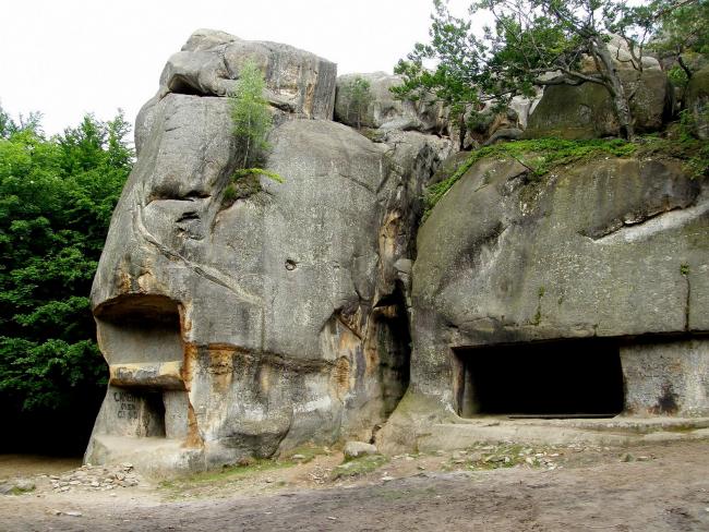 Скелі Довбуша - печерний комплекс
