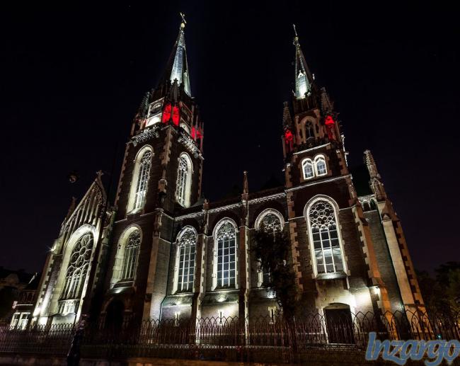 фото церкви святих Ольги і Єлизавети в ночі