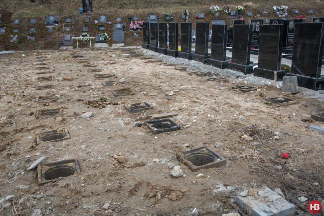 Місце поховань біля київського крематорія