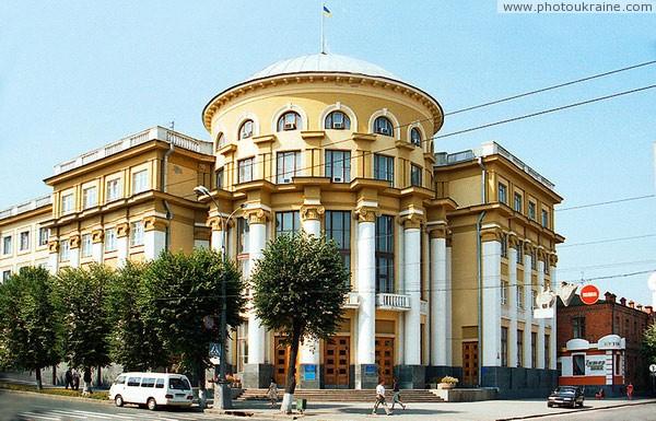 The memorials of the city of Vinnytsia are the government building