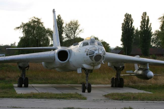 Ту-16К  Badger  Борсук, носій ядерної зброї. Перший радянський реактивний бомбардувальник.